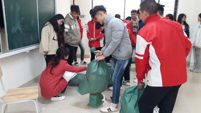 Công đoàn viên và học sinh trường THPT Yên Dũng số 3 hưởng ứng cuộc vận động thu gom giấy loại, phế liệu xây dựng quỹ xã hội năm học 2024- 2025